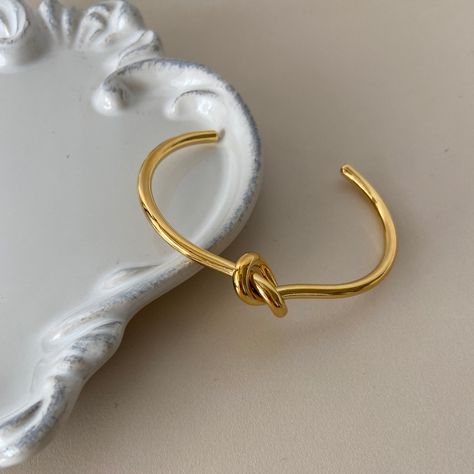 Silver Bangle Bracelets Cuffs, Gold Knot Bracelet, Minimalist Bangle, Knot Bangle, Everyday Jewellery, Premier Jewelry, Knot Bracelet, Girly Accessories, Bridesmaid Bracelet