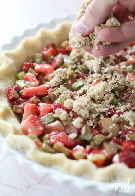 Rhubarb Crumble Pie, Summer Pie Recipes, Strawberry Rhubarb Pie Recipe, Rhubarb Recipes Pie, Strawberry Rhubarb Crumble, Crumble Pie, Rhubarb Desserts, Rhubarb Crumble, Strawberry Rhubarb Pie