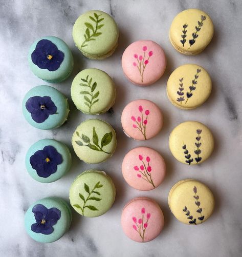 Florals, for Mother’s Day…groundbreaking 😂 I love these delicate flower macs ❤️ . . . . #macaron #macarons #macaronstagram #macattack #dessert #desserts #yum #yummy #food #foodporn #foodphotography #fyp #feedfeed #baking #bakery Wildflower Macarons, Mothers Day Macarons, Macaroon Designs, Floral Macarons, Macarons Flowers, Macaron Designs, Macaron Ideas, Dream Bakery, Disney Dinner