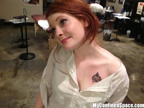 star trek insignia tattoo Star Trek Badge, Badge Tattoo, Star Trek Tattoo, Star Trek Communicator, Star Trek Insignia, Z Tattoo, Tatoo Inspiration, Fantasy Tattoos, Geek Tattoo