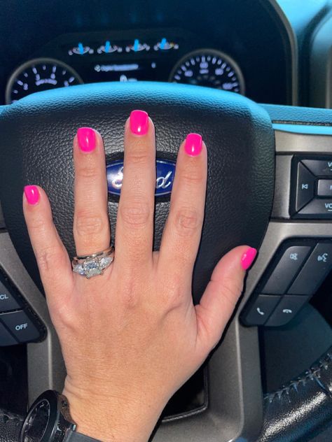 Neon Dip Nails Short, Hot Pink Dnd Gel Polish, Summer Nails Dnd Gel, Summer Dip Manicure, Dnd Summer Nails, Dnd Hot Pink, Dnd Neon Pink, Hot Pink Vacation Nails, Summer Nails Dnd