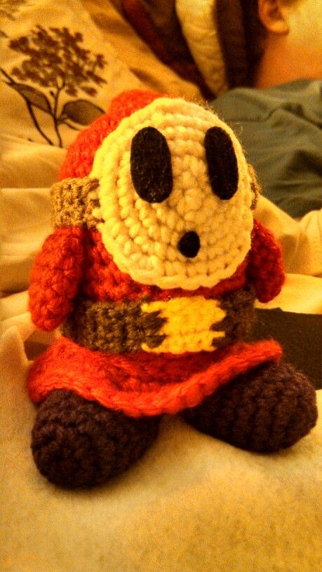 Shy Guy Crochet, Shy Guy, Learn To Crochet, Crocheted Item, Crochet Amigurumi, Creative Art, Pikachu, Crochet Projects, Knit Crochet