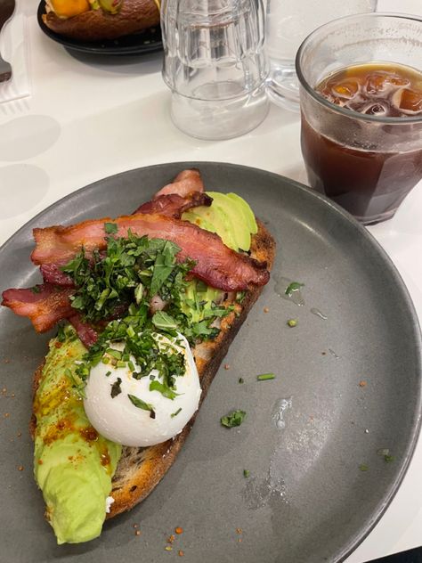 O Coffee - Paris Iced café Americano Avocado toast w/ eggs and bacon Low Carb Food Ideas, Coffee Paris, Avocado Poached Egg, Toast Bacon, Coffee In Paris, Eggs And Bacon, Avocado Toast Egg, Food Bakery, Low Carb Food