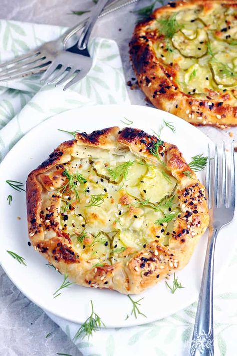 Mini Dill Pickle Pizzas Pickle Pizza Recipe, Homemade White Sauce, Pizzas Recipe, Savory Tarts, Egg Dishes, Meatless Dinner, Easy Holiday Recipes, Dill Pickles, Vegetarian Lunch