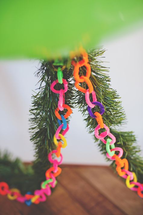 Pipe Cleaner Garland (cut pipe cleaners into thirds and link together) Pipe Cleaner Garland, Birthday Garland Diy, Christmas Tree Hat, Retro Christmas Tree, Pipe Cleaners, Diy Garland, Diy Holiday Decor, Christmas Makes, Christmas Crafts Decorations