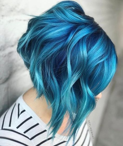 35 idées qui vont vous convaincre de passer aux cheveux bleus ! Bright Blue Hair, Short Blue Hair, Dark Ombre Hair, Ocean Hair, Blue Ombre Hair, Short Ombre Hair, Dark Blue Hair, Hair Color Pastel, Ombré Hair