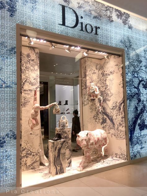 DIOR CRUISE 2019 Christmas Window - Piacreations Boutique Window Displays, Fashion Window Display, Vitrine Design, Seni Mural, Jewelry Store Interior, Siam Paragon, Suvarnabhumi Airport, Dior Cruise, Window Display Retail