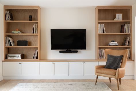 Media Unit Decor, Oak Shelving, Media Walls, Tv Wall Ideas, Tv Built In, Built In Shelves Living Room, Living Room Built Ins, Living Room Wall Units, Living Comedor