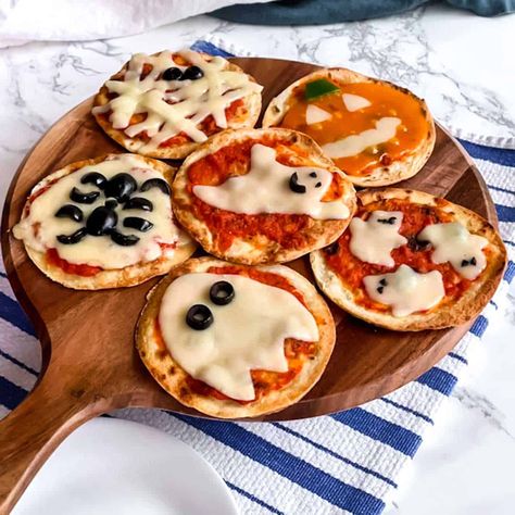 Easy Mini Halloween Pizzas Movie Night Halloween Snacks, Halloween Movie Snack Ideas, Halloween Movie Night Snack Ideas, Halloween Grilling Ideas, Halloween Movie Night Party Food Ideas, Halloween Tea Party Food, Summer Ween Ideas, Summerween Food, Fall Themed Snacks