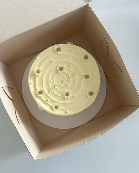 Butter Yellow Cake, White And Yellow Cake, Cute Birthday Cakes Yellow, Yellow Bday Cake, Light Yellow Cake, Birthday Cake Yellow, Yellow Aesthetic Cake, Yellow Bento Cake, Pastel Yellow Birthday Cake