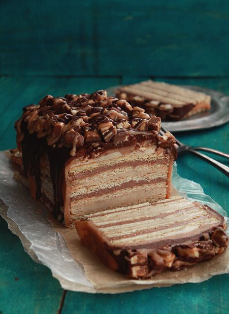 Snickers Ice Box Cake ~ Chocolate and peanut butter pudding layered with graham crackers. Drizzled with chocolate&caramel sauce and then topped with crushed Snickers to finish Snickers Cake, Food Bakery, A Piece Of Cake, Crazy Cakes, Think Food, Piece Of Cake, Yummy Sweets, Food Cakes, How Sweet Eats