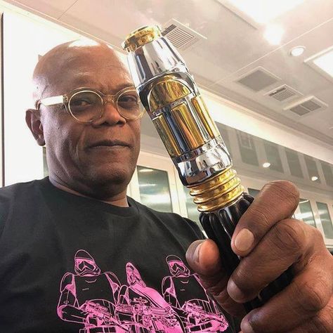 Mace Windu (Sam Jackson), the only Jedi whose lightsaber kilt produced a purple blade. Mandalorian Jedi, Lightsaber Design, Samuel Jackson, Mace Windu, Samuel L Jackson, Star Wars Facts, Star Wars Light Saber, Star Wars Battlefront, Star Wars Day