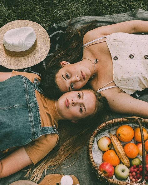 Picnic Portrait, Picnic Shoot, 80s Film, Picnic Photo Shoot, Portrait Aesthetic, Picnic Photography, Photoshoot Vintage, Bear Picnic, Picnic Theme