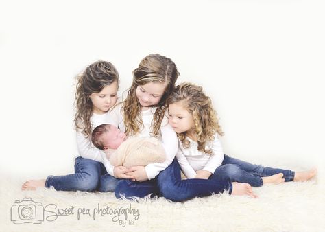 Newborn Sibling Pictures, Photography Siblings, Newborn Sibling, Sibling Pictures, Family Photos With Baby, Foto Newborn, Newborn Photography Boy, Sibling Poses, Newborn Family Photos