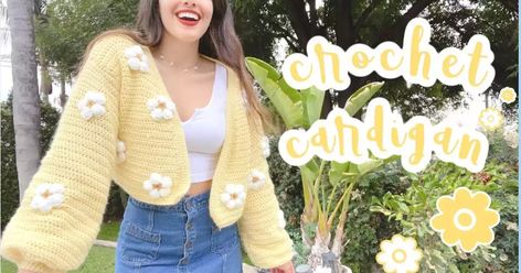 Alegra tu día y crea algo hermoso. Aprende a tejer esta hermosa chaqueta con flores a crochet, con una puntada sencilla tupida y mucho amor. Este gran trabajo es de Krystal Everdeen y ella te enseñará a crearlo muy fácilmente. Anímate y teje prendas de temporada.  Ver más patrones y tutoriales a crochet | Ver más chaquetas a crochet Mira el video aquí:  Mira más chaquetas            Ver todas las chaquetas a crochet ¿Te ha gustado? ¿Cómo dar las gracias? ¡Comparte con tus amigas… Cardigan Crochet Patron, Tops Tejidos A Crochet, Crochet Sweater Tutorial, Cardigan Tutorial, Crochet Cardigan Tutorial, Diy Crochet Top, Easy Beginner Crochet Patterns, Sweater Tutorial, Crochet Cardigan Pattern Free