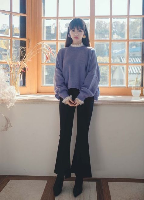 Korean Outfits Winter, Flare Jeans Outfit Winter, Flare Jean Outfit, Winter Pants Outfit, Jeans Outfit Winter, Clothes Korean Style, Chic Fall Outfits, Korean Clothing, Bag Shoes