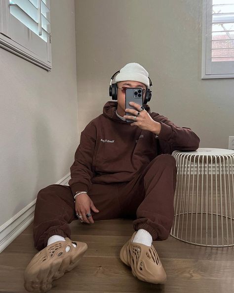 John (@jonlaflare) posted on Instagram: “🧘‍♂️💆‍♂️🎧🤎” • Apr 27, 2022 at 7:00pm UTC Sweatsuit Outfit Men, Cozy Fits Men, Hoodie Men Outfit, Runner Outfit, Sweat Suits Outfits, Sweatsuit Outfits, Mens Sweat Suits, Men Ootd, Runners Outfit