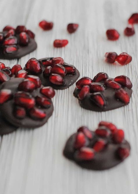 Dark chocolate pomegranate bites are an easy and healthy dessert. Perfect for the holidays or a winter treat! #pomegranate #healthydessert #nobakedessert #darkchocolate Dark Chocolate Pomegranate, Chocolate Pomegranate, Makanan Rendah Kalori, Pomegranate Recipes, Winter Treats, Healthy Sweet Treats, Winter Desserts, 100 Calories, Mini Desserts