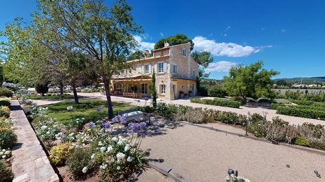 Explore Boschi immobilier in 3D France Matterport, Matterport Italy, Matterport France, Paris Matterport, House Matterport, Houses Mansions, Different Types Of Houses, Lodge House, Italy Villa