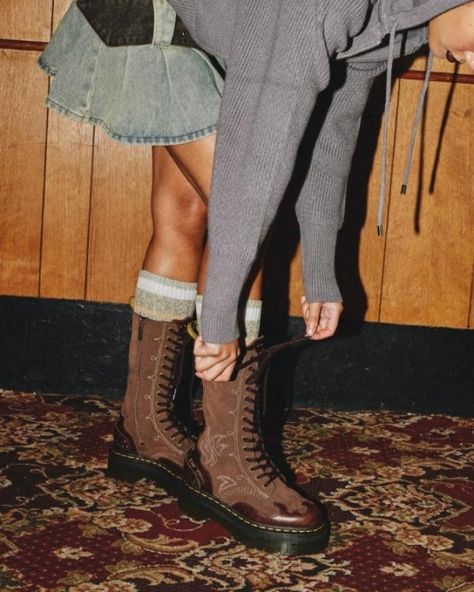 Gothic Americana Doc Martens, Docs Aesthetic, Chunky Boots Brown, Doc Martens Aesthetic, Gothic Americana, Americana Outfits, Brown Dr Martens, Brown Boots Outfit, Yellow Heels