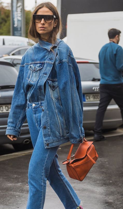 Full Denim Outfit, Trends 2024 Fashion, Denim Vest Outfit, Denim Photoshoot, Denim Editorial, Denim Street Style, Custom Jeans, Estilo Denim, Short Women