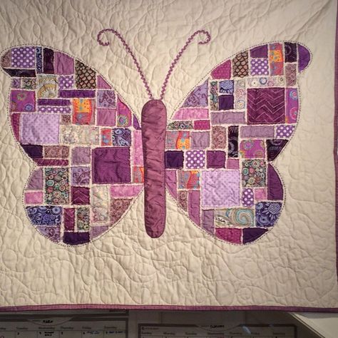 Quilt Vine: Caroline the Butterfly Quilted Butterfly, Quilt Hanging, Butterfly Quilt Pattern, Colchas Quilting, Mini Patchwork, Mini Quilt Patterns, Quilt Modernen, Butterfly Quilt, Spring Quilts