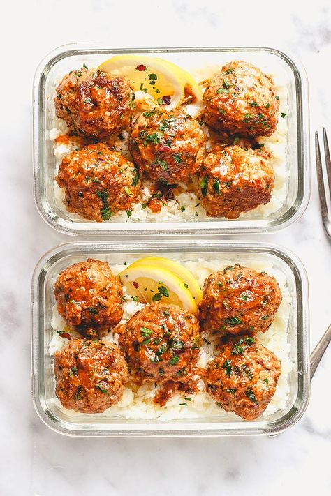 Garlic Butter Chicken Meatballs with Cauliflower Rice Meal Prep - #mealprep #recipe #eatwell101 - Cheesy, juicy and so flavorful! Chicken meatballs are easy to put together for the ultimate meal prep lunch. - #recipe by #eatwell101 Garlic Butter Chicken Meatballs, Cauliflower Rice Meal Prep, Butter Chicken Meatballs, Mealprep Recipe, Rice Meal Prep, Ayam Mentega, Murgh Makhani, Meal Prep Lunch, Prep Lunch