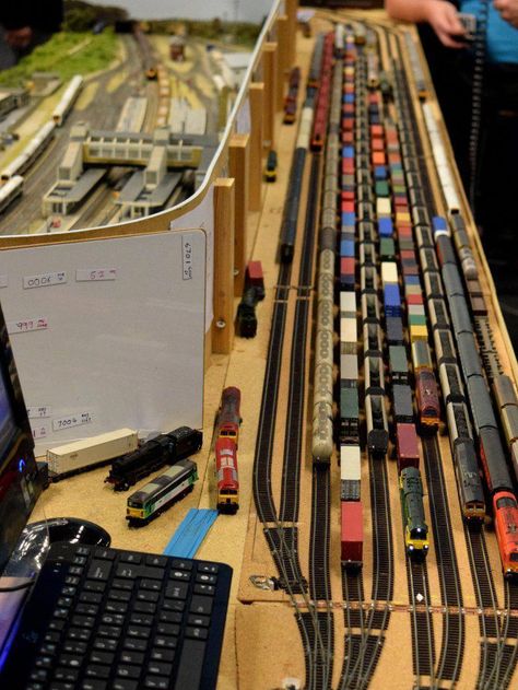 model railway staging yard - Banbury - Guildford 18 show #modelrailway #hobbytrains Toy Train Layouts, Model Train Table, Garden Railroad, Ho Model Trains, Model Railway Track Plans, Hobby Trains, Train Table, Toy Trains Set, Train Room