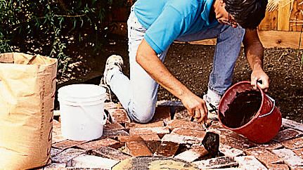 How to Build an Patio - Sunset Magazine Round Brick Patio Ideas, Round Brick Patio, Small Brick Patio, Patio Edging, Circular Patio, Diy Patio Pavers, Brick Patio, Round Patio, Patio Pavers Design