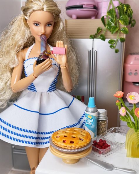 bake a pie 🤝 get baked as a pie happy 🥧 day! #coralstinyworld #miniatures #dollstagram #dollphotography #miniverse #dollhouseminiatures Mini Verse, Tiny World, Mini Things, Doll Photography, Diy Dollhouse, Happy Day, Dollhouse Miniatures, Doll House, Pie