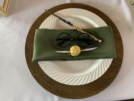 Harry Potter Christmas Table Decorations, Harry Potter Party Table Setting, Hogwarts Table Setting, Harry Potter Place Settings, Harry Potter Themed Centerpieces, Harry Potter Party Table Decorations, Elegant Harry Potter Party, Harry Potter Christmas Table, Harry Potter Wedding Table Decorations