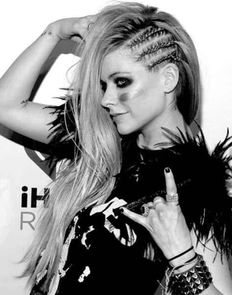 avril lavigne Avril Lavigne Outfits Punk, Rock Hairstyles For Women, Punk Long Hair, Punk Hair Long, Rockstar Hairstyles For Women, Rock N Roll Hair, Rock Chick Hair, Rockstar Hairstyles, Avril Lavigne Aesthetic