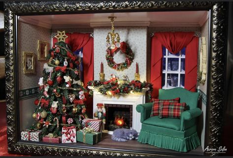 Miniature Christmas House, Miniature Christmas Scenes Diy, Christmas Minature Village Ideas, Christmas House Miniature, Diy Dollhouse Fireplace, Dollhouse Interior Ideas, Dolls House Christmas, Christmas Miniatures Diy, Doll House Christmas Decorations