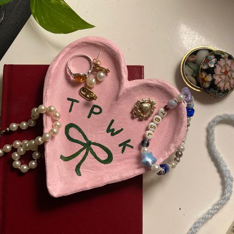 harry styles, tpwk, clay, heart, pink, green, gift, pearls, hs, fine line, tbsl Harry Styles Pottery Ideas, Clay Harry Styles, Harry Styles Pottery Painting, Harry Styles Diy Crafts, Harry Styles Clay, Harry Styles Pottery, Harry Styles Gift Ideas, Santa Slay, Harry Atyles