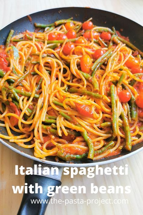 spaghetti with green beans and tomatoes in skillet. Pasta And Green Beans Recipes, Green Bean Spaghetti, Spaghetti With Green Beans, Pasta And Green Beans, String Bean Recipes, Italian Spaghetti Sauce, Pasta With Green Beans, Vegetarian Pasta Dishes, Italian Spaghetti