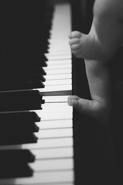 Newborn Piano Photography, Piano Photography, 7 Month Baby, Christmas Baby Pictures, Maternity Photography Studio, Newborn Family Photos, Newborn Baby Photoshoot, Newborn Baby Photos, Lifestyle Newborn Photography