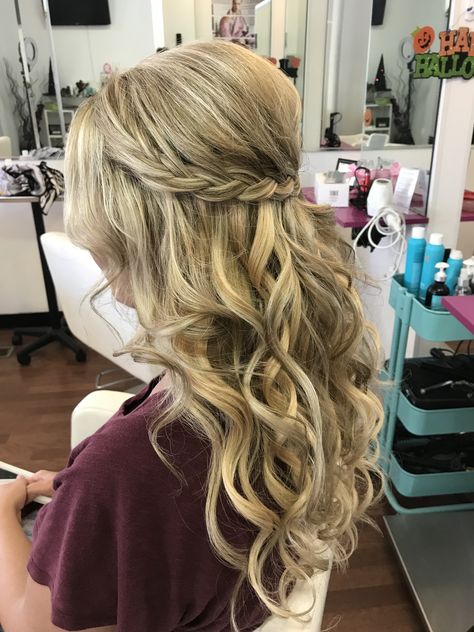 Hairdo For Sister Of The Bride, Sister Of Bride Hairstyles, Bride Sister Hairstyle, Bride's Sister Hairstyle, Sister Of The Groom Hairstyles, Hairstyles Bride, Sister Of The Groom, Wedding Hair Half, Wedding Hairstyles Bride