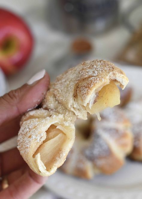 Cooking with Manuela: Apple Ring Pastries Apple Pie Ring Crescent Rolls, Baked Apple Pie Rings, Apple Rings With Pie Crust, Baked Apple Rings With Puff Pastry, Apple Wrapped In Puff Pastry, Apple Ring Pastries, Apple Rings Baked, Baked Apple Rings, Puff Pastry Apple Rings