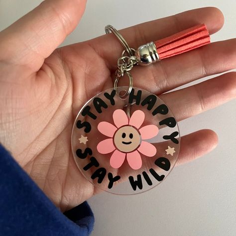 Clear Keychain Ideas, Circle Acrylic Keychain Ideas, Circle Keychain Ideas, Cricut Keychains Diy Acrylic, Cricut Keychain Ideas, Vinyl On Acrylic, Acrylic Keychain Ideas, Keychain Vinyl, Vinyl Acrylic