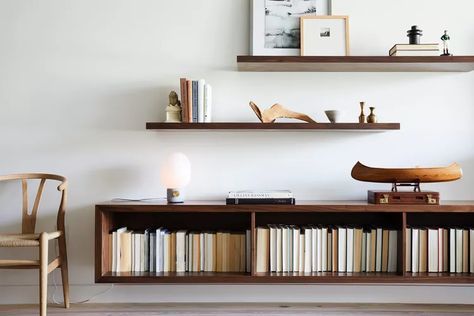 Shelves With Books, Modern Living Room Lighting, Japandi Interior Design, Minimalist Shelves, Inexpensive Decor, Japandi Interior, Wood Shelf, Decor Minimalist, Chic Home Decor