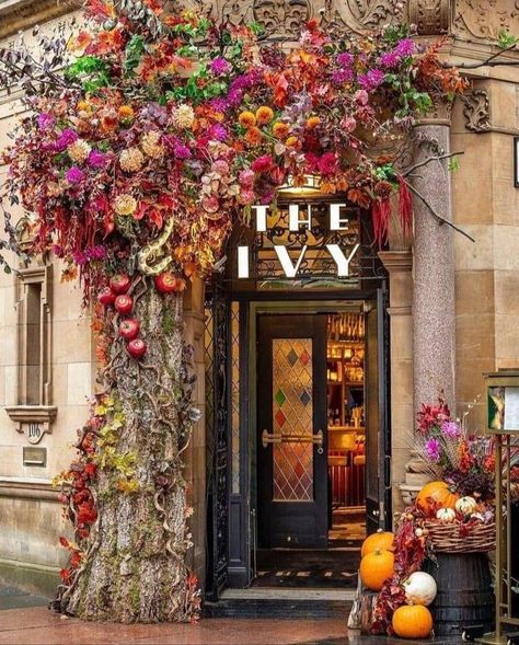 Autumn Doorway Decorations, Storefront Floral Installation, Storefront Design Boutique, Flower Shop Window Displays, Storefront Decor, Fall Store Displays, Party Ideas Halloween, Autumn Window Display, Flower Shop Decor