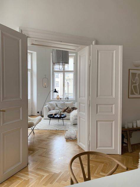 Homestory: Zu Besuch in Wien bei Svenja Brücker - Journelles Ch25 Lounge Chair, Sitting Rooms, Scandinavian Interiors, White Carpet, Lounge Chair Design, Dream Apartment, One Bedroom Apartment, Apartment Inspiration, Cheap Decor