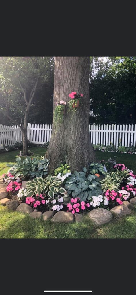 Floral Centerpiece Ideas, Front Flower Bed Ideas, Home Front Yard, Easy Landscaping Front Yard, Dream Garden Backyards, Pots Ideas, Trees For Front Yard, Landscaping Around Trees, Beautiful Landscaping