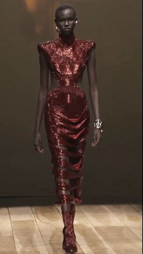 Deconstructed Dress, Alexander Mcqueen Couture, Alexander Mcqueen Runway, Haute Couture Looks, Alexander Mcqueen Dresses, Beads Embroidery, Personal Style Inspiration, Futuristic Fashion, Glitter Dress