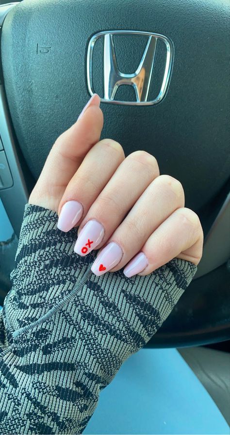 Simple Valentine’s Day Nails Short, Heart Shape Nail Design, Cute February Nails Xoxo, Nails With Xo Design, Xo Heart Nails, Pink Xo Nails, Coffin Shaped Valentines Day Nails, Cute V Day Nails, Nails Inspo Short Coffin