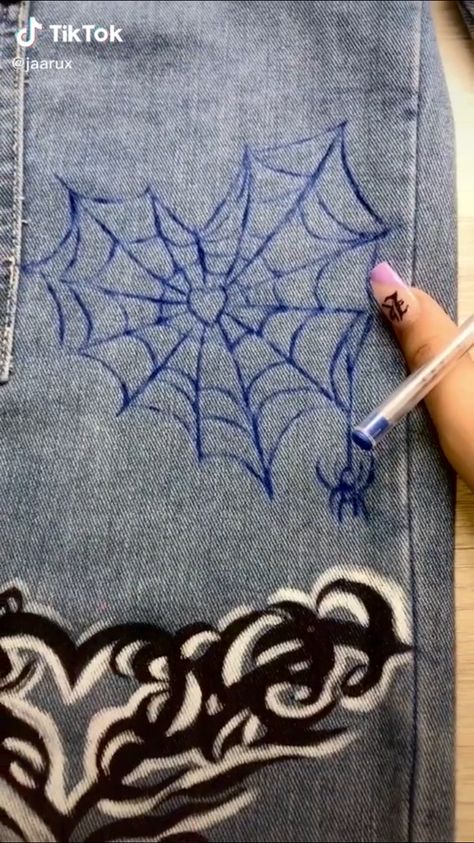 Jean With Design, Ideas Para Pintar Jeans, Painting Clothes Ideas, Clothes Painting Ideas, Drawn On Jeans, Painting On Jeans Ideas, Things To Paint On Jeans, Bleach Drawing On Clothes, Art On Jeans