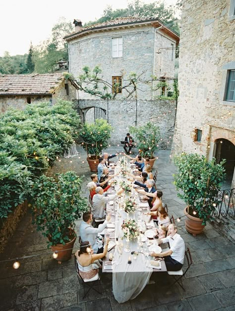 Micro Weddings: What it is and the Ultimate Guide - Eventlyst Family Style Weddings, Destination Wedding Checklist, Tuscan Wedding, Italian Countryside, Martha Stewart Weddings, Tuscany Wedding, Long Table, Wedding Checklist, Wedding Dinner