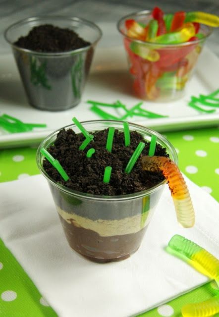 Soil Property Pudding Cups {a.k.a. ~ Dirt Pudding Cups} - a fun & delicious way to help kids learn & remember the four soil types!   www.thekitchenismyplayground.com Dirt Pudding Cups, Soil Activities, Dirt Pudding, Pudding Cups, Smitten Kitchen, Soil Layers, Instant Pudding, Christmas Pudding, Chia Pudding