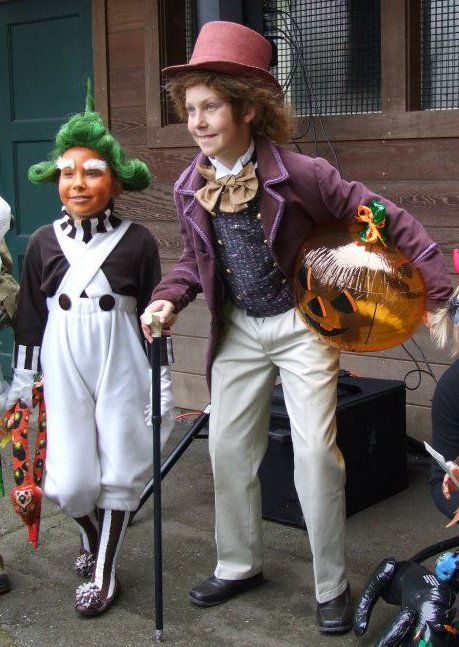 I love this version of Willy Wonka and the Oompa Loompa. These were winners at the Sequoia Zoo costume party. I got these pics from their FB page. Wish I could have been there, these are awesome costumes. So, how you can make this costume yourself? WONKA: First, the purple velour jacket could be a… Oompa Loompa Costume, Willy Wonka Halloween, Wonka Costume, Costume Contest Winner, Willy Wonka Costume, Willy Wonka Party, Oompa Loompa, Diy Costumes Kids, Kid Boy