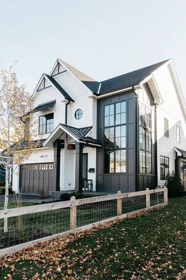 White And Black House Exterior, Black And White House Exterior, Powell Lake, Farmhouse Exterior Paint Colors, Farmhouse Exterior Colors, Farmhouse Color Scheme, Black Modern Farmhouse, Home Designs Exterior, White Exterior Houses